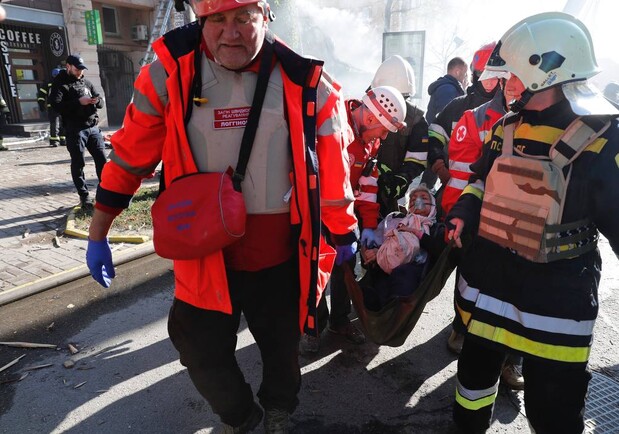 Збільшилась кількість жертв внаслідок вчорашнього удару по будинку в центрі Києва. || Фото: Віталій Кличко