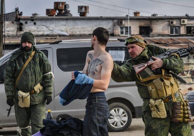 На блокпості у Василівці окупанти знімають в людей відбитки пальців. || Ілюстративне фото: t.me/Pravda_Gerashchenko