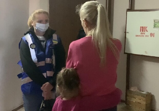В Киеве из неблагополучной семьи изъяли 5-летнюю девочку и собак. || Фото: facebook.com/UA.KyivPolice