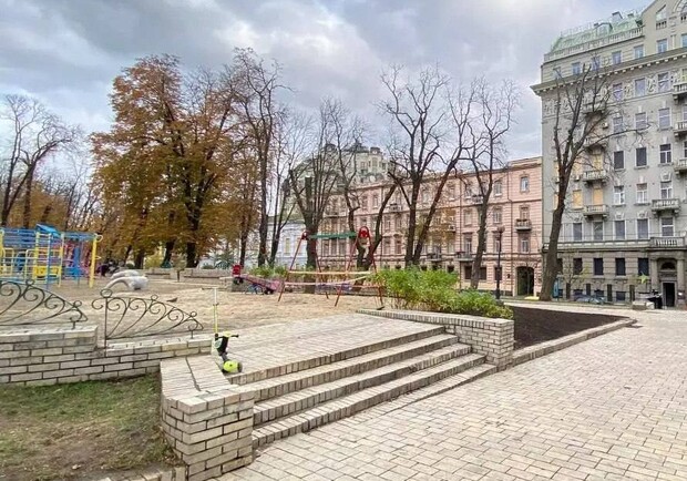 У центрі Києва хочуть модернізувати дитячий майданчик, куди влучила ракета. || Фото: kyivcity.gov.ua