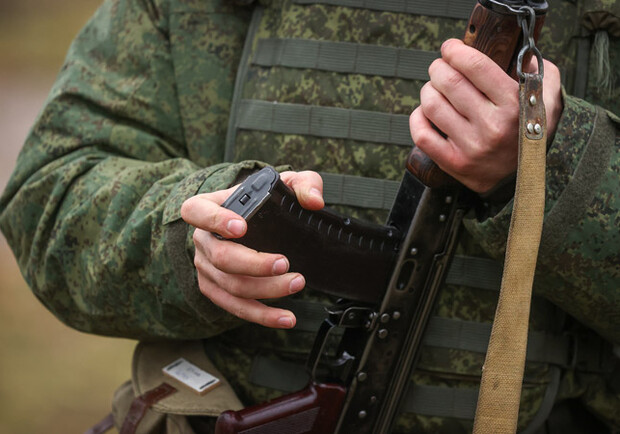 У Запорізькій області командир окупантів прострелив коліна двом солдатам. || Фото: gettyimages.com/Brendan Hoffman