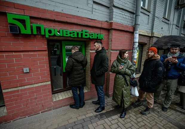 В тимчасово окупованому Мелітополі військові РФ обікрали відділення банку. || Ілюстративне фото: Ethan Swope/Getty Images