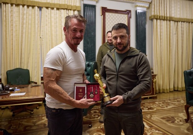 Шон Пенн знов приїхав в Київ та передав Зеленському "Оскар" || фото: https://t.me/OP_UA