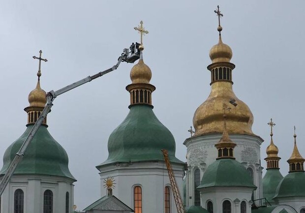 На баню Софійського собору встановили новий хрест. || Фото: Національний заповідник "Софія Київська"
