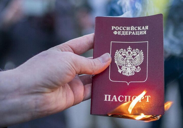 Працівник міграційної служби у Запорізькій області організовував "референдум" та видавав російські паспорти. || Фото: gettyimages.com