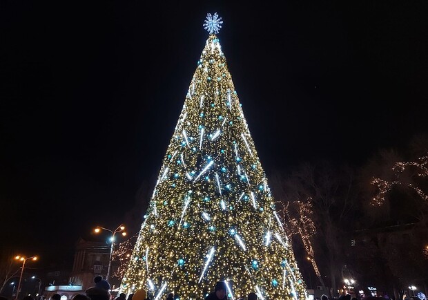 Чи потрібно у Запоріжжі встановлювати новорічну ялинку: як проголосувати - || фото: ukrinform