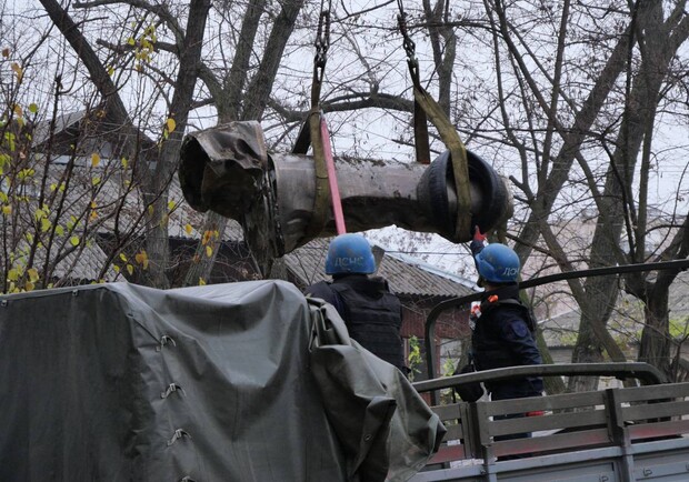 У Запоріжжі вивезли із житлового кварталу залишки ракети, які могли вибухнути - || фото: t.me/starukhofficial