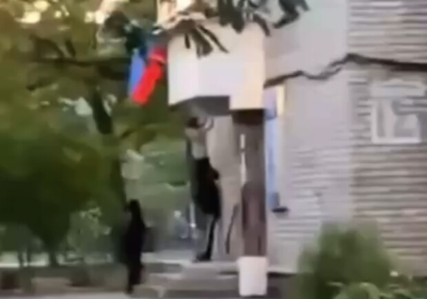 В оккупированном Бердянске подростки сорвали российских флаг со штаба "Единой России" - || фото: t.me/brdnews