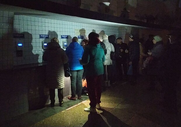 У знеструмленому Трускавці люди п'ють воду у бюветі при світлі ліхтариків — відео. || Фото: youtube.com/Львів Депо.
