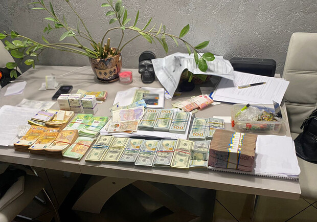 У Києві та області ділки займалися незаконним виготовленням ліків від раку. || Фото: dpsu.gov.ua