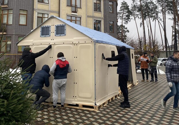 Мешканці Бучі самостійно облаштовують пункт обігріву біля будинку. || Фото: Nataliya Yefymovych