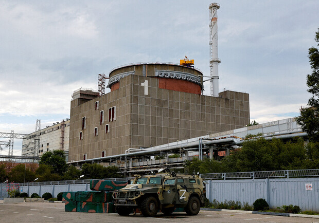 оккупанты разместили военную технику возле реактора ЗАЭС. || Фото: reuters.com/Alexander Ermochenko
