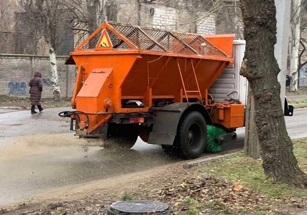 В Запорожье водителей просят не оставлять автомобили за обочину - || фото: zp.gov.ua