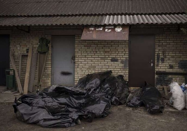 В морг Мелитополя доставили фуру с погибшими оккупантами. || Фото: apnews.com
