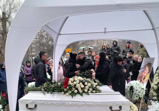 В Броварах прощаются с 5-летней Миланой и ее матерью. || Фото: Трибуна Бровары