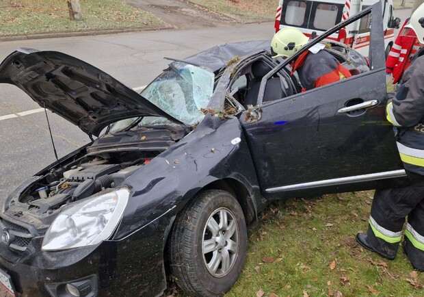 В Запорожье перевернулся автомобиль: пострадал водитель – || фото: facebook.com/DSNSZP