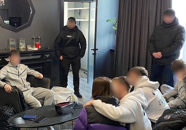 Органзіаторам "п'яних" вечірок повідомили про підозру та вручили повістки - фото