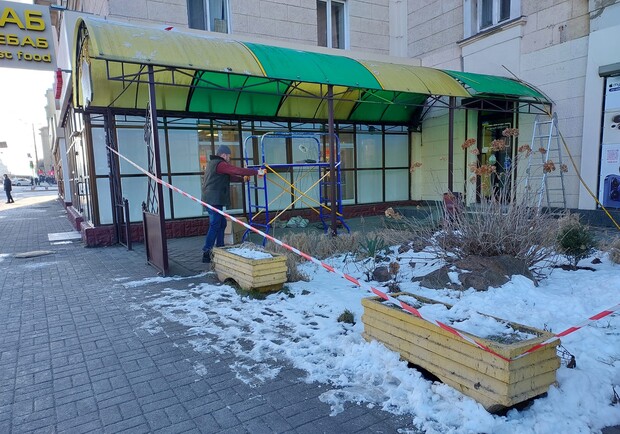 В Запорожье убрали незаконную летнюю площадку кафе на Металлургов - || фото: facebook.com Геннадій Твердохлібов