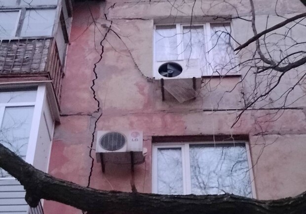 В Запорожье пошли огромные трещины в пятиэтажке - || фото: t.me/kurtievofficial