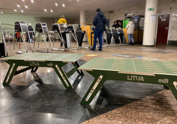 У метро Києва під час тривоги наразі встановлюють модульні лави - фото. || Фото: facebook.com/kyivmetro