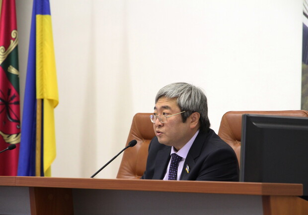 Александр Син рассказал, как коммунальщикам дороги ремонтировать.
Фото vgorode.ua.