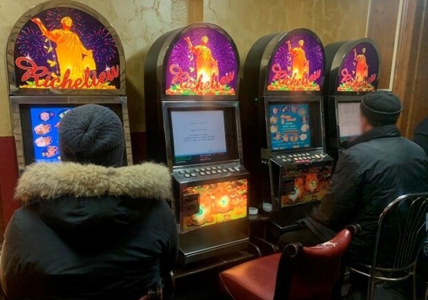 В Запорожье обнаружили подпольное игорное заведение: как наказали игроков - || фото: zp.npu.gov.ua