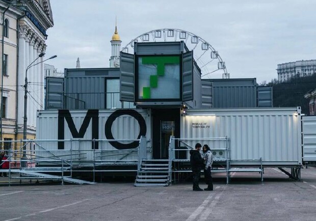  На Контрактовій площі відкрили культурний простір "Модуль тимчасовості". || Фото: donttakefake