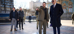 Что написал Байден, награжденный в Киеве табличкой за смелость, в гостевой книге Мариинского дворца