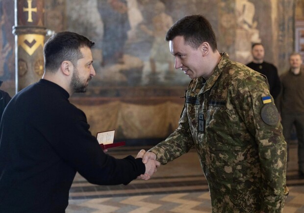 Президент Зеленский вручил награду военному капеллану из Запорожья. || Фото: facebook.com/Viktor Tkach