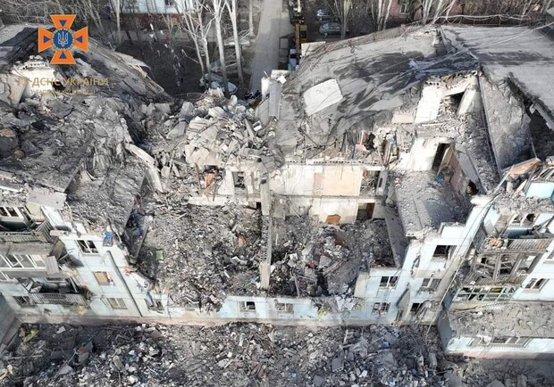 У Запоріжжі оголошено День жалоби за загиблими внаслідок ракетного удару по житловому будинку. || Фото: t.me/gu_dsns_zp