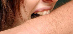 В Одесской области женщина укусила мужчину в очереди за гуманитаркой