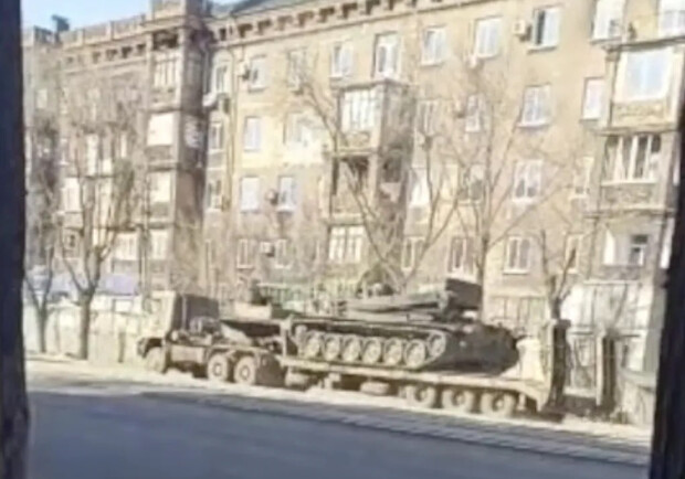 Россия массово опрокидывает военную технику на Запорожское направление через Мариуполь. || Фото: t.me/andriyshTime