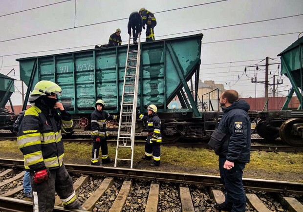 Під час спроби зробити фото на даху вагона загинув підліток у Вишневому. || t.me/dsns_telegram