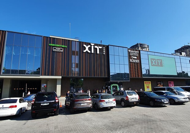 У туалеті ТРЦ ХІТ Mall у Києві знайшли гранату. || Фото: rau.ua
