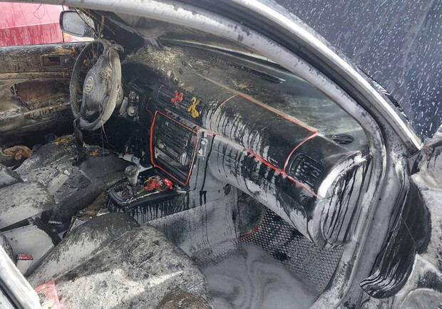 У Сколе згорів автомобіль, ще п’ять вдалося врятувати || Фото: lv.dsns.gov.ua