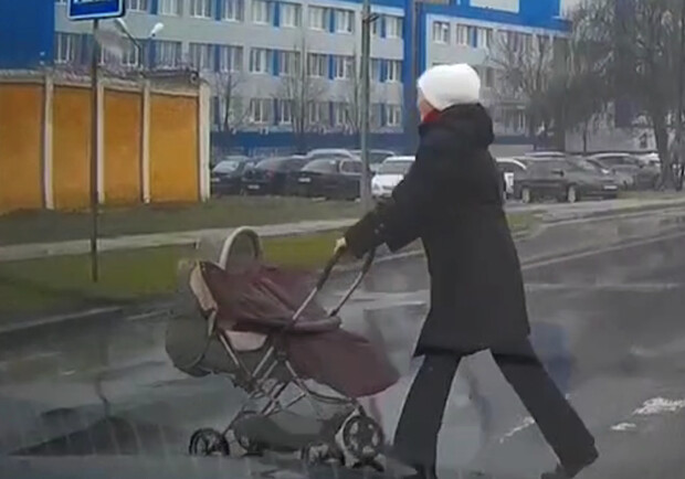 Полиция нашла маршрутчика, который не пропустил женщину с коляской на "зебре" - фото: t.me/eto_zp
