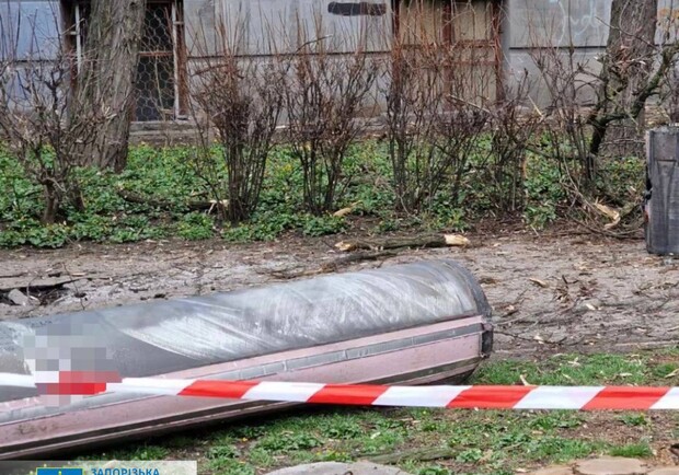 Атака по Запоріжжю 18 березня: одна з ракет впала біля багатоповерхівки. || Фото: t.me/zap_gp_gov_ua