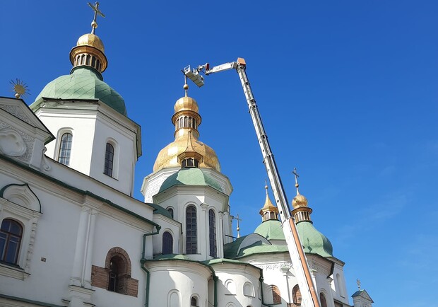 На території Софії Київської помітили величезний спецкран. Фото: Вадим Кириленко