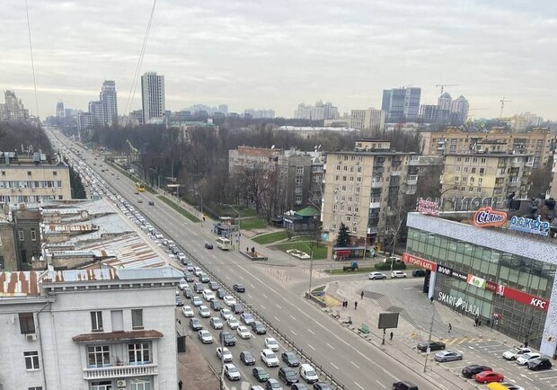 Стало известно, почему утром в Киеве были огромные пробки в направлении центра. || Фото: t.me/u_now
