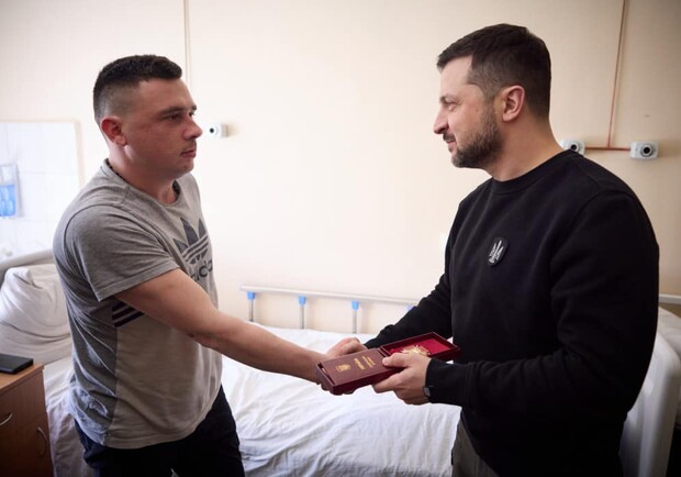 Пораненим врятував товариша: Зеленський нагородив військового із Запорізького напрямку ||- фото: facebook.com/102brugadaTROIvanoFrankivsk
