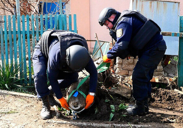 На Запоріжжі окупанти скинули фугасну напівтонну авіабомбу у двір житлового будинку ||- фото: mvs.gov.ua