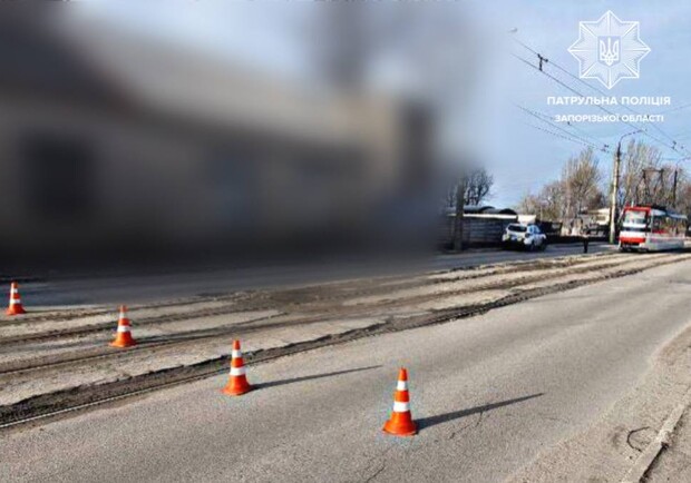 В Запорожье перекрыли движение транспорта из-за гранаты на улице - фото