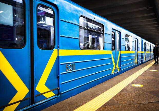 В Киеве станция метро "Минская" возобновляет работу на два выхода. || Фото: КГГА
