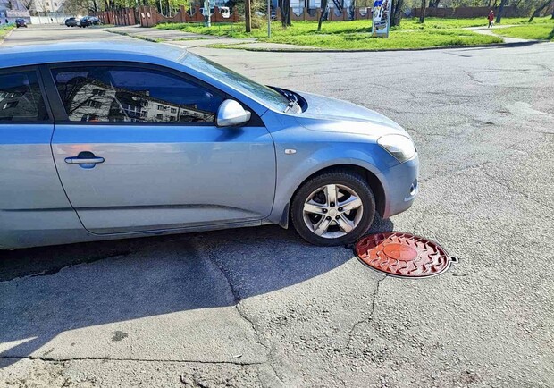 Що означають червоні люки у Запоріжжі та чому на них не можна паркуватися || - фото: vodokanal.zp.ua