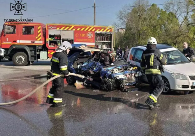 В Запорожье на Набережной произошло серьезное ДТП: среди пострадавших подростки || - фото: dsns.gov.ua