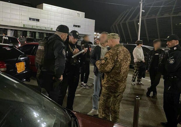 Представители военкомата вручали повестки мужчинам около метро "Дворец Спорта". || Фото: facebook.com/Bilosh