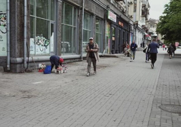 В центре Запорожья убрали незаконный летник кафе - || фото: Департамент муніципального управління