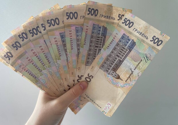 Некоторые запорожцы, жилье которых пострадало от обстрелов, получают 15 000 гривен || - фото: ВГороде
