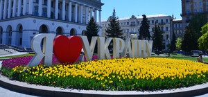 На Майдане Незалежности проходит фестиваль тюльпанов - фото