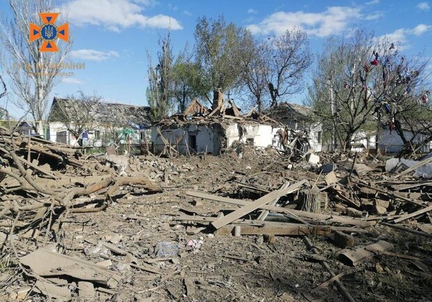 Зруйновано будинки та школу: армія РФ випустила по Гуляйполю авіабомбу. || Фото: zp.dsns.gov.ua